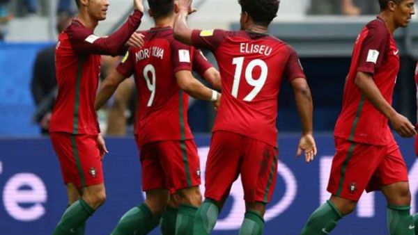 لاعبو البرتغال يحتفلون بهدف رونالدو (يسار)