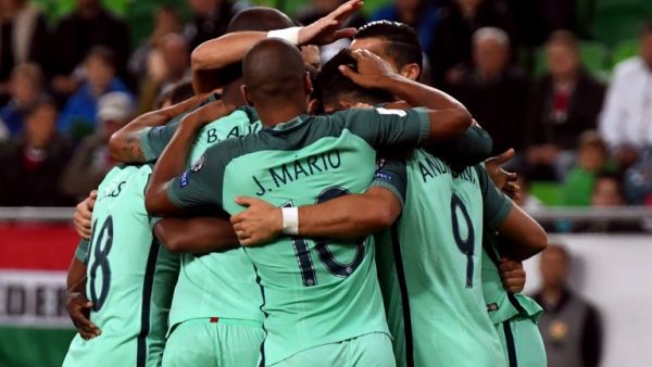 لاعبو البرتغال يحتفلون بهدف سيلفا