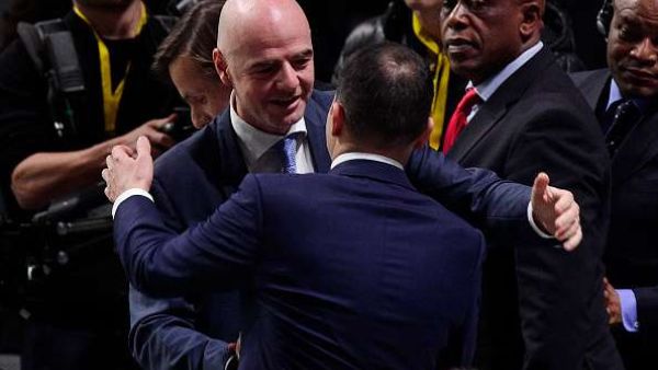 الأمير علي (يمين) يصافح إنفانتينو في صورة أرشيفية