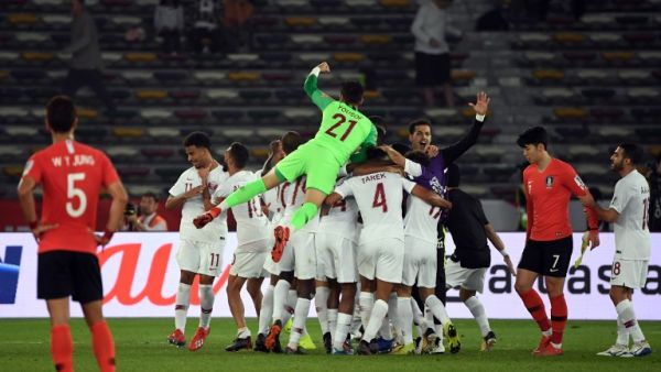 لاعبو قطر يحتفلون بالتأهل التاريخي