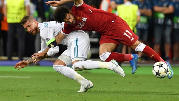 راموس يحجز ذراع صلاح في محاولة تبدو متعمدة لإبعاده عن الكرة