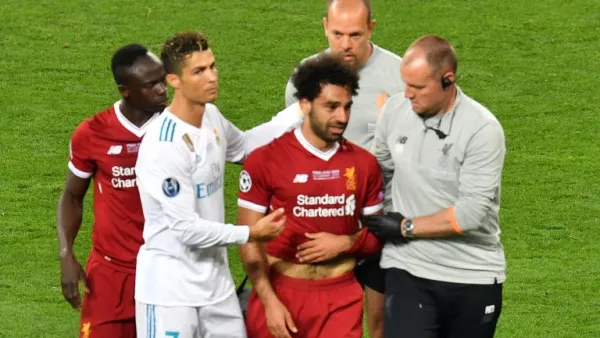 صلاح يتلقى المواساة من كريستيانو رونالدو