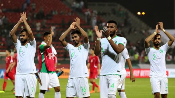 لاعبو السعودية يحتفلون بالفوز بعد نهاية المباراة