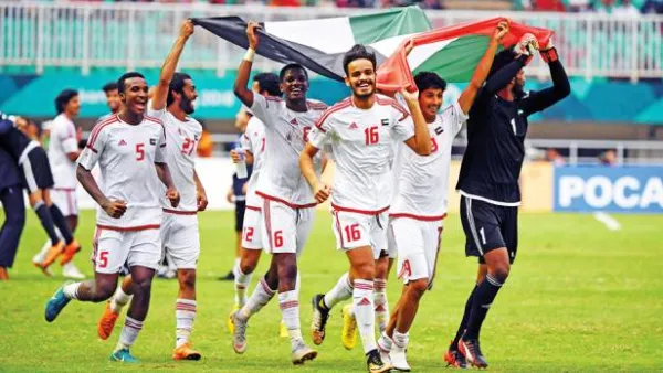 لاعبو الإمارات يحتفلون بالفوز