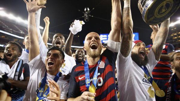 لاعبو منتخب أميركا يحتفلون بالفوز السادس بالبطولة في تاريخ بلادهم