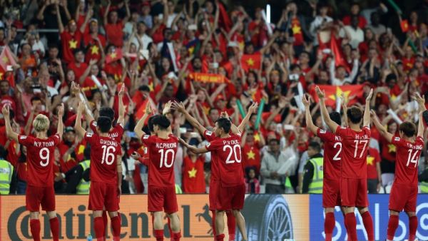 لاعبو فيتنام يحتفلون بالفوز