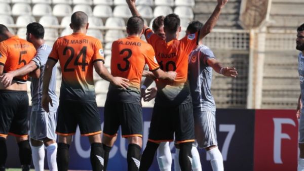 لاعبو الوحدة يحتفلون بأحد الأهداف
