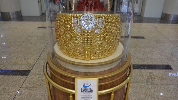 The 21-carat ring weighs almost 64 kilos and is studded with 5 kilos of precious stones and diamonds, and 615 Swarovski crystals. 