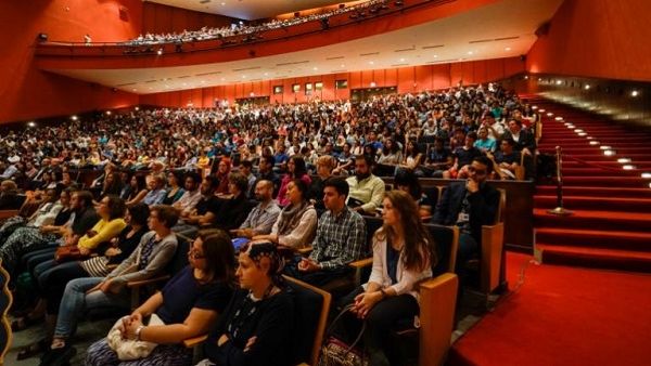 طلاب الجامعة خلال الحدث