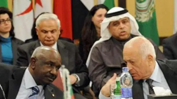 امين عام الجامعة نبيل العربي (يمين) متحدثا مع الفريق الدابي/ارشيف