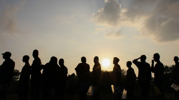 SNA and AMISOM troops wait in line for water (AFP/FILE)