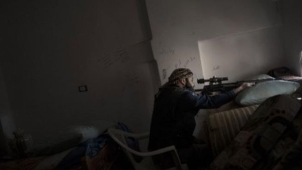 قناص من المعارضة في دير الزور/أ.ف.ب