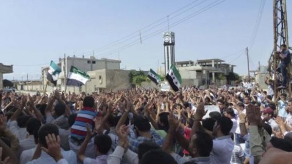 تظاهرة مناهضة لنظام الاسد في بلدة الحولة قرب حمص