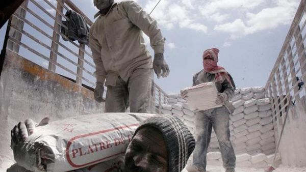 Syrian workers eyed with suspicion as Jordanian government looks to legitimize workers. [Haytham al-Moussawi]