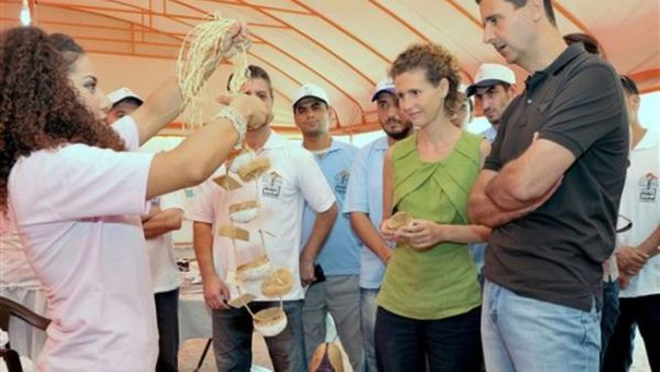 الاسد وقرينته في جولة على مخيمات الشباب- ارشيف