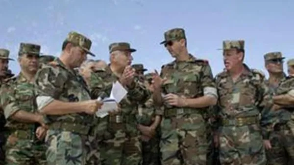 الرئيس بشار الأسد بين قيادات من الجيش العربي السوري/ أرشيفية