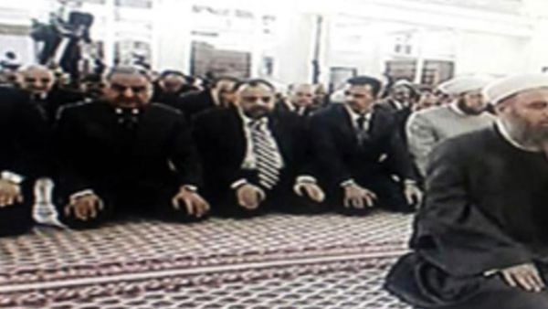الاسد في "احد بيوت الله" ينهي السلاة قبل الامام 