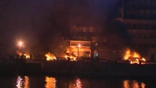 النيران تشتعل في مركبات فوق جسر بالقاهرة