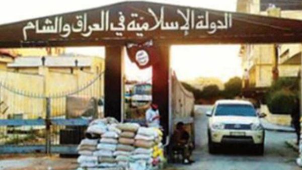 اعدام احد قادة النصرة على يد داعش في الرقة 