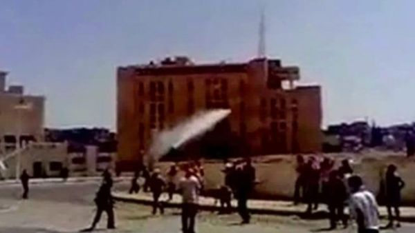 من المواجهات بين المتظاهرين في حماة والأجهزة الأمنية