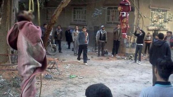 صورة وزعها نشطاء على شبكة توتير للمشنوقين