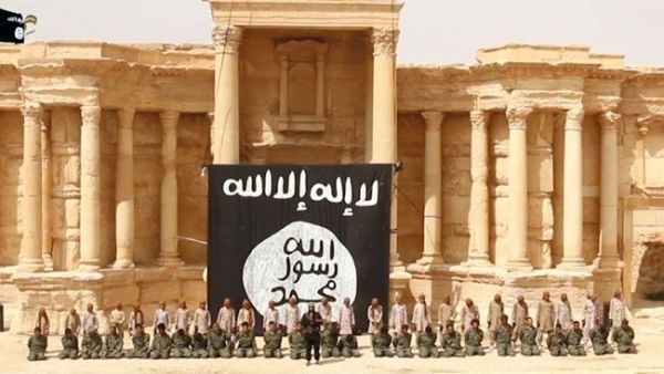 عناصر من تنظيم الدولة الاسلامية ينفذون احكام الاعدام بجنود سوريين في تدمر
