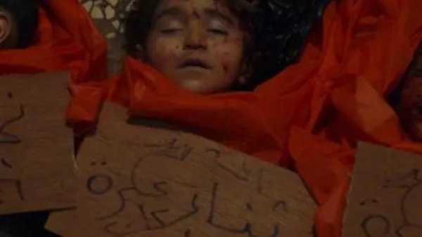 جثث اطفال يقول نشطاء انهم قتلوا على يد الجيش السوري في حمص يوم الاربعاء 