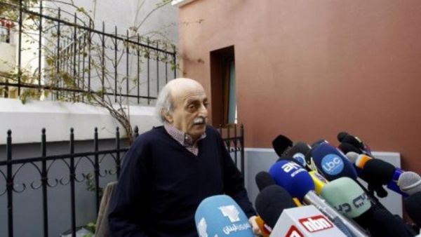 جنبلاط في مؤتمر صحافي في منزله في بيروت 