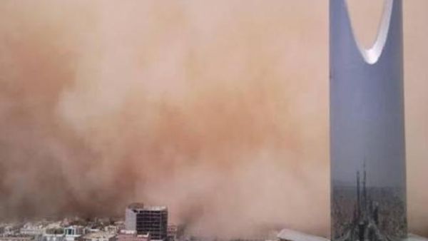 مشهد من العاصفة الترابية التي ضربت الرياض