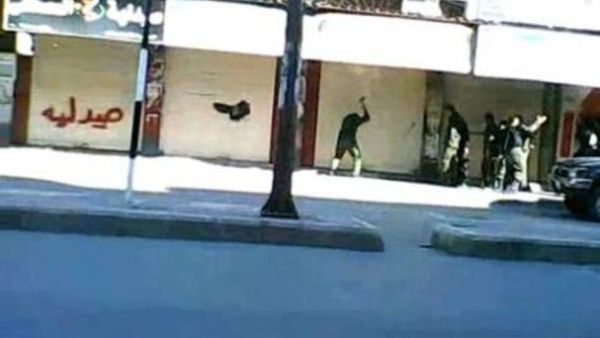 قوات امن تحطم اقفال المحال المضربة