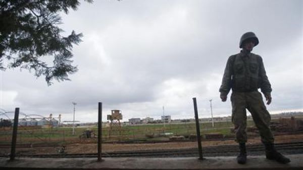 جندي تركي قرب الحدود مع سوريا
