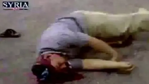 قتيل ملقى على الأرض في أحد شوارع سوريا