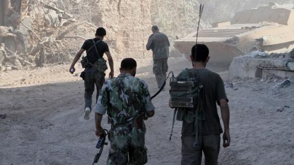 SYRIA, JOBAR : Syrian army soldiers are seen deployed in the Jobar neighbourhood of Damascus on August 24, 2013. AFP PHOTO / STR