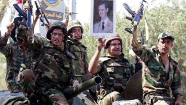 جنود سوريون يرفعون صورة الرئيس الأسد