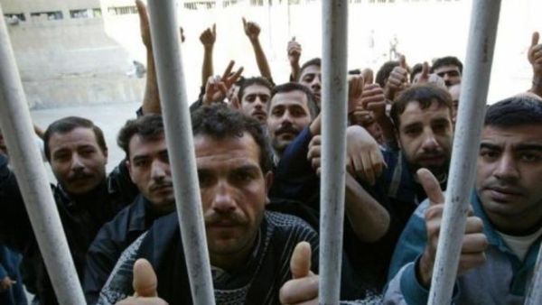 يقدر معارضون سوريون عدد المعتقلين في سجون النظام بما يترواح بين 150 ألفا إلى 200 ألف معتقل