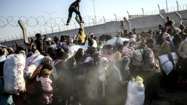 Syrians crossed into Turkey by the thousands as clashes raged last week between Kurdish YPG and Daesh forces in the strategic border town Tal Abyad.  (AFP/Bulent Kilic)