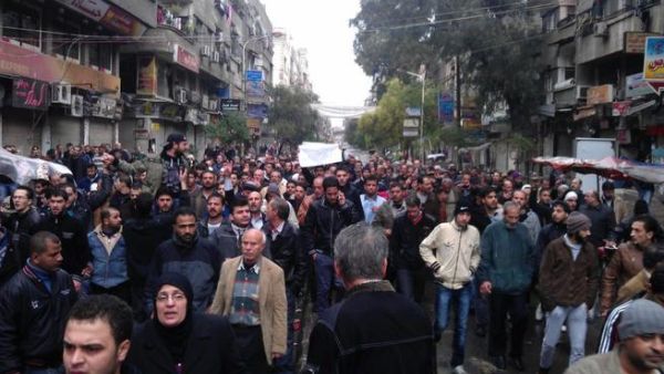 سكان اليرموك أثناء عودتهم للمخيم 