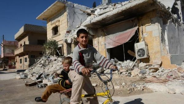 اطفال سوريون يلعبون وسط الدمار في اتارب بالقرب من حلب/أ.ف.ب