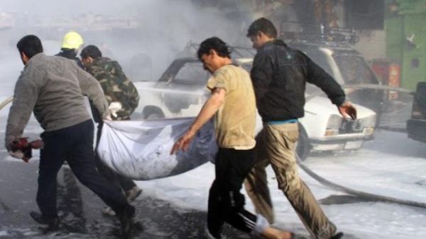 اخلاء الضحايا بعد سقوط قذائف مورتر على بناية في دمشق/أ.ف.ب