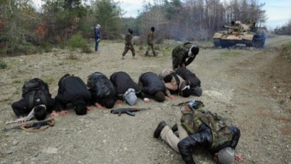 مقاتلون من المعارضة يؤدون الصلاة في منطقة جبل التركمان/أ.ف.ب