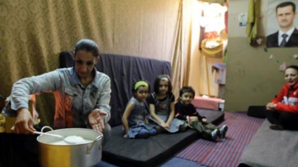 عائلة سورية مهجرة في مدرسة تقي الدين في دمر بدمشق/أ.ف.ب