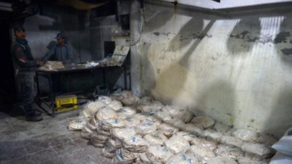 عمال يغلفون خبزا في مخبز لقوات المعارضة في جبل الاكراد/ا.ف.ب