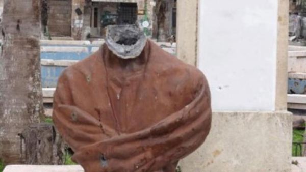  أقدمت على قطع رأس النصب التذكاري للشاعر والفيلسوف والأديب العربي أبو العلاء المعري".