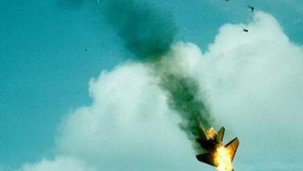 صورة يتداولها نشطاء سوريون على شبكة الانترنت لطائرة الميغ 21 التي اسقطت ببلدة الغسولة