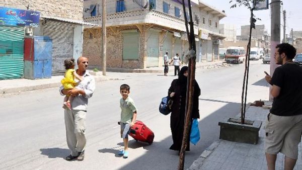 عائلة حلبية تهجر منزلها بسبب الاشتباكات/أ.ف.ب