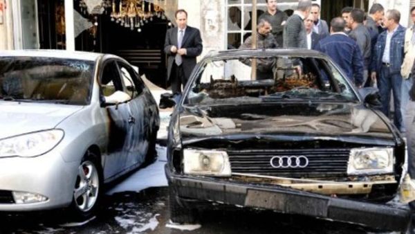 صورة وزعتها وكالة الانباء السورية لسيارات تأثرت بالتفجير بدمشق/سانا
