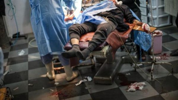 علاج جريح اصيب بقذيفة دبابة/أ.ف.ب