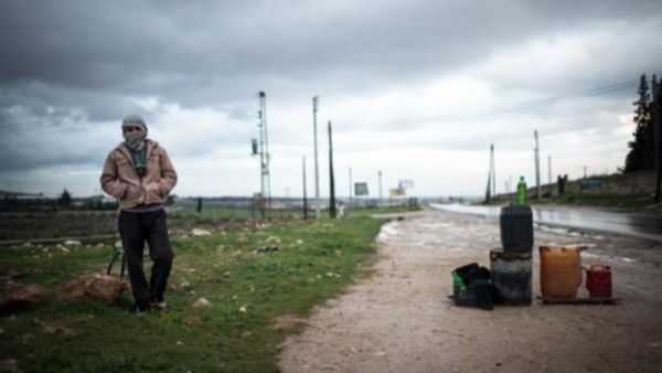 سوري يبيع مازوت على احد الطرق/أ.ف.ب