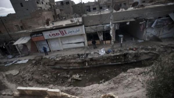 حفرة احدثها قصف صاروخي في دير الزور/أ.ف.ب