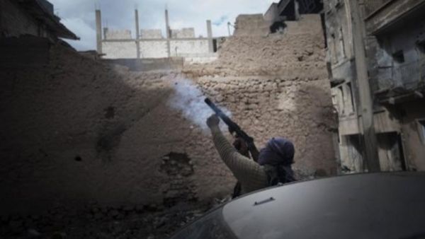 مقاتل من المعارضة في بلدة جبيل بالقرب من دير الزور/أ.ف.ب